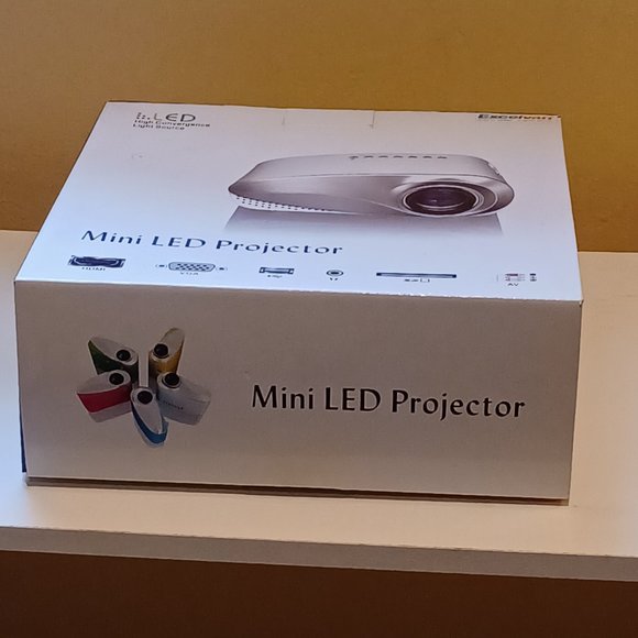 Mini LED Projector - Picture 2 of 4